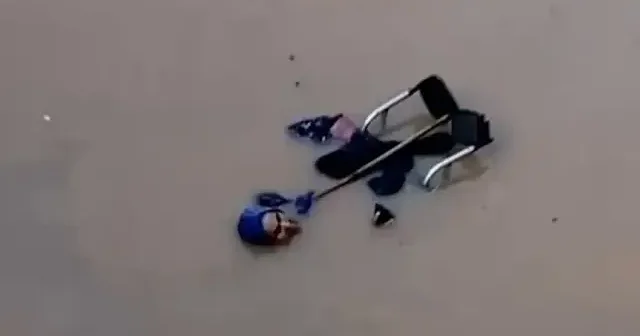 Hatay da sağanak nedeniyle su basan alt geçitte mahsur kalan engelli kadına itfaiye yetişti VİDEO İZLE