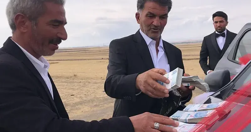 Muhtar, düğün konvoyunun yolunu kesip, cami ve Kur an kursu için bağış aldı