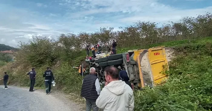 Ordu da kil yüklü kamyon devrildi: 2 yaralı