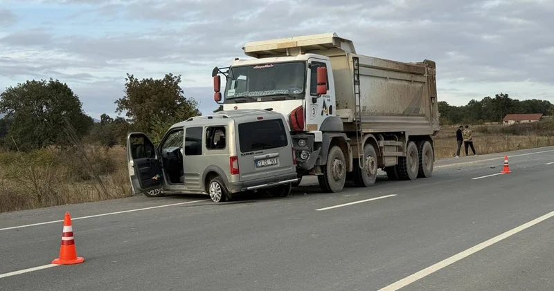Çanakkale de kamyon ile otomobil çarpıştı: Sürücü hayatını kaybetti