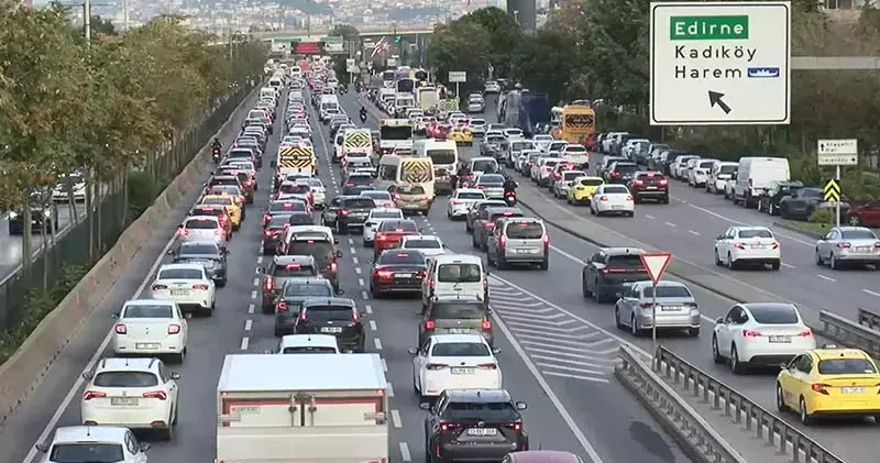 İstanbul da haftanın ilk iş gününde trafik yoğunluğu yaşanıyor