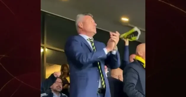 Sadettin Saran ın güldüren gol sevinci! Küçük çocuğu resmen savurdu...
