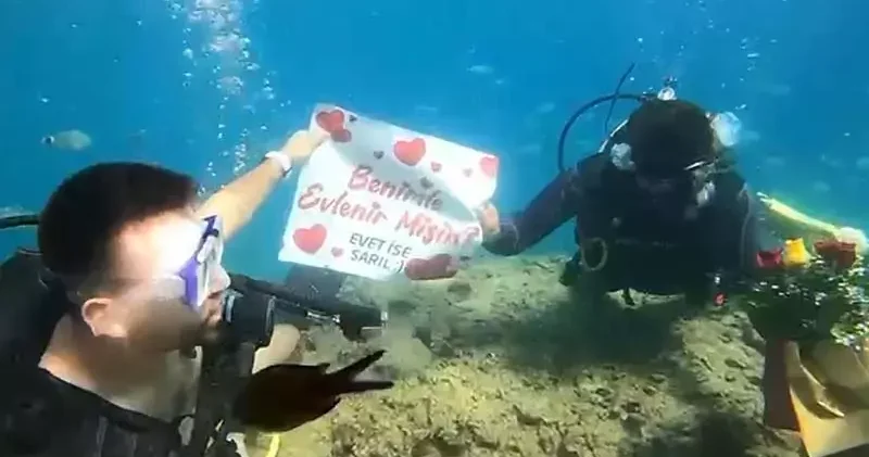 Su altında evlilik teklifi yapıp, yüzük taktı