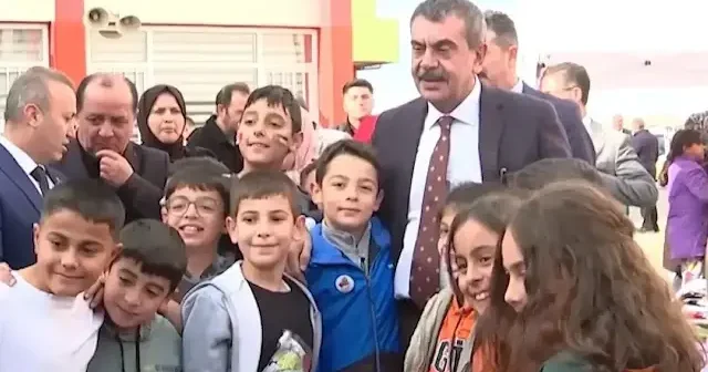 Bakan Tekin Bir Okul Bin Umut Gazze Kermesi ni ziyaret etti VİDEO İZLE