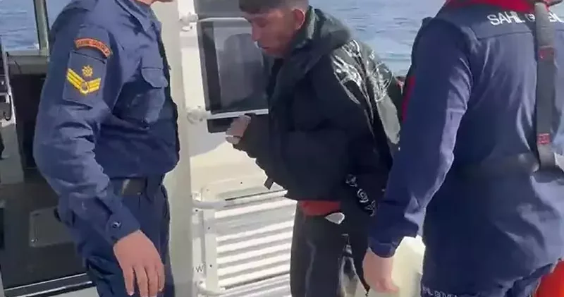 Kaçak yolla Yunanistan’a geçerken bottan düştü, 12 saat yüzerek hayatta kaldı