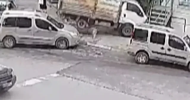 Esenyurt’ta ehliyetsiz çocuk babasından kaçırdığı kamyonetle dükkana daldı VİDEO İZLE