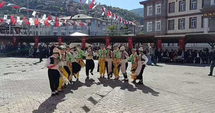 Kırgızistan ve Kazakistanlı sanatçılar Saimbeyli’nin kurtuluş coşkusuna ortak oldu