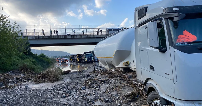 Hatay da kuvvetli sağanak: Otoyol ulaşıma kapatıldı, araçlar mahsur kaldı