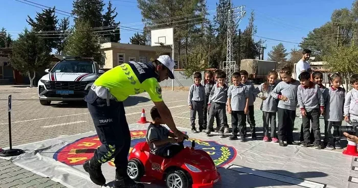 Kilis’te ilkokul öğrencilerine mobil trafik aracıyla eğitim verildi