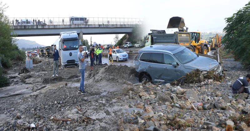 Hatay da heyelan felaketi: Otoyol kapandı Sözcü Gazetesi