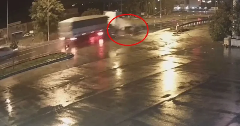 Afyonkarahisar da TIR otomobili biçti! Korkunç kaza kamerada