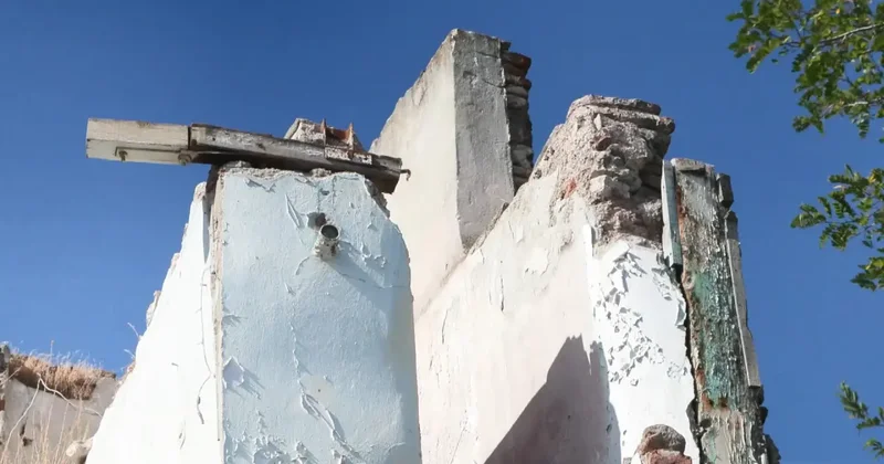 Fatih te İBB nin sorumluluk alanındaki surların üzerinde bulunan kaçak yapı korkutuyor