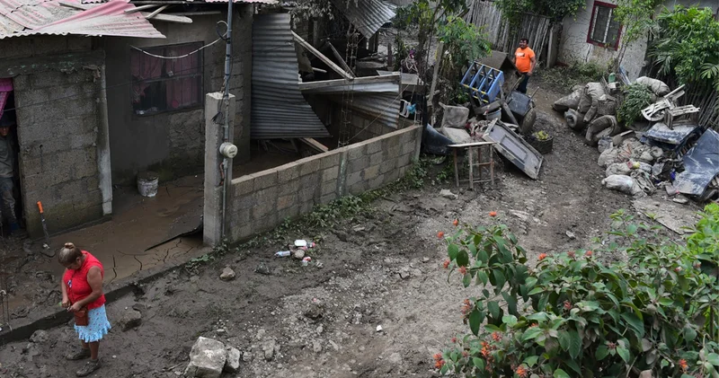 Bir ülke felaketi yaşıyor! Sellerde onlarca kişi hayatını kaybetti