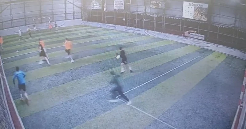 Edremit dehşetinin yeni görüntüleri ortaya çıktı: Firari katil halı sahayı basıp gençlere ateş açmış