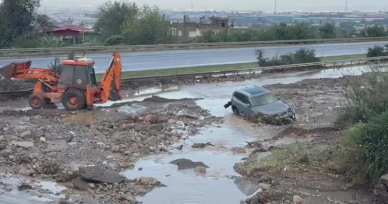 Hatay da sağanak sele yol açtı: Caddeler göle döndü, otoyol kapandı