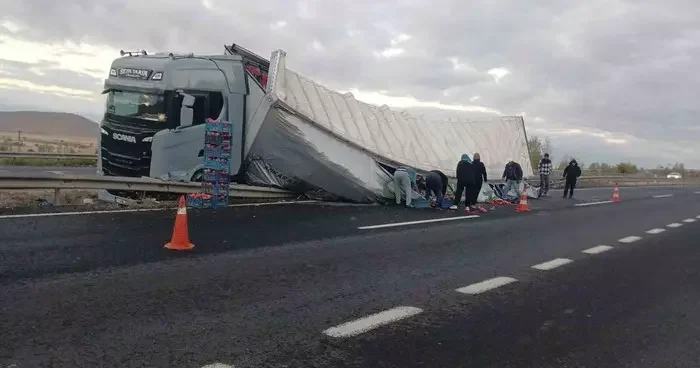 Sivrihisar’da sebze yüklü tır devrildi