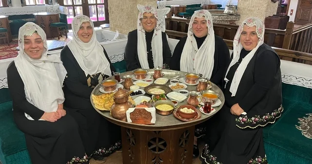 9 kadınla kurduğu Türkiye nin ilk köy kadın dayanışma derneği ni 115 üyesiyle dünyaya tanıtıyor Bursa Haberleri