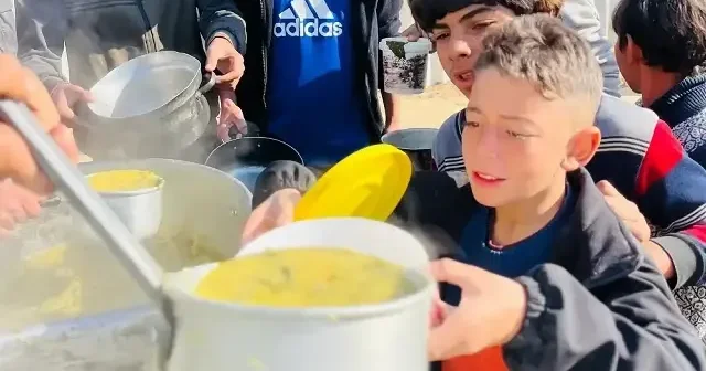 Deniz Feneri Derneği Gazze Şeridi’nde sıcak yemek desteği sunan en aktif Türk sivil toplum kuruluşu oldu Aktüel Haberleri