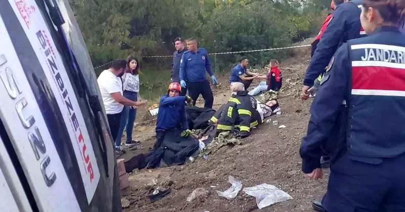 İzmir den Buldan a giden otobüs şarampole yuvarlandı