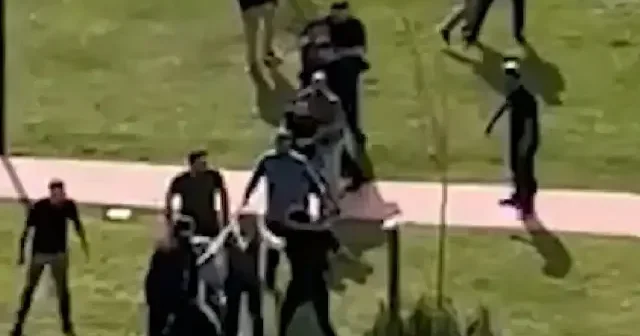 Bina sakinleri site bahçesinde birbirine bıçakla saldırdı: Ortalık savaş alanına döndü VİDEO İZLE