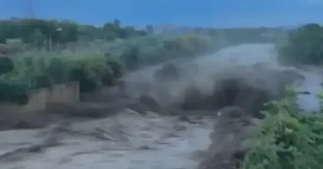 Hatay’da sağanak heyelana neden oldu: Onlarca araç mahsur kaldı VİDEO İZLE