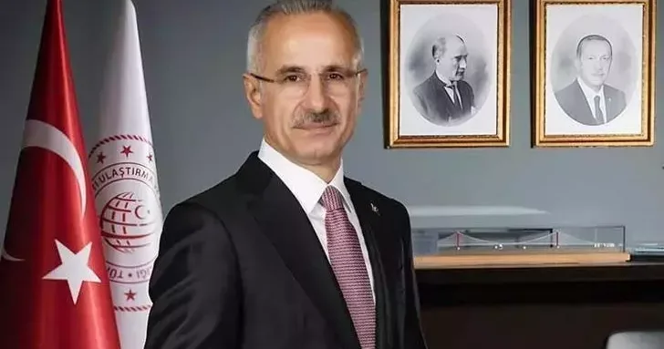 Bakan Uraloğlu: Aşırı yağış nedeniyle Toprakkale İskenderun Otoyolu nun Payas Dörtyol arası ile Devlet Yolu nun Payas şehir geçişi, geçici olarak ulaşıma kapatılmıştır