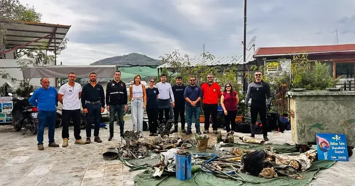 Fethiye de deniz dibinden çöp konteyneri çıkarıldı