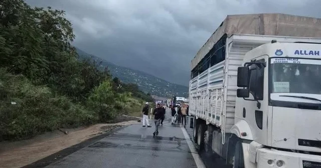 Hatay da sağanak nedeniyle otoyol çöktü, yolları su bastı, denizde hortum çıktı Hatay Haberleri