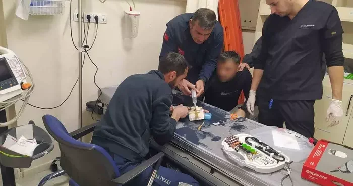 Parmağına sıkışan yüzüğü itfaiye çıkardı