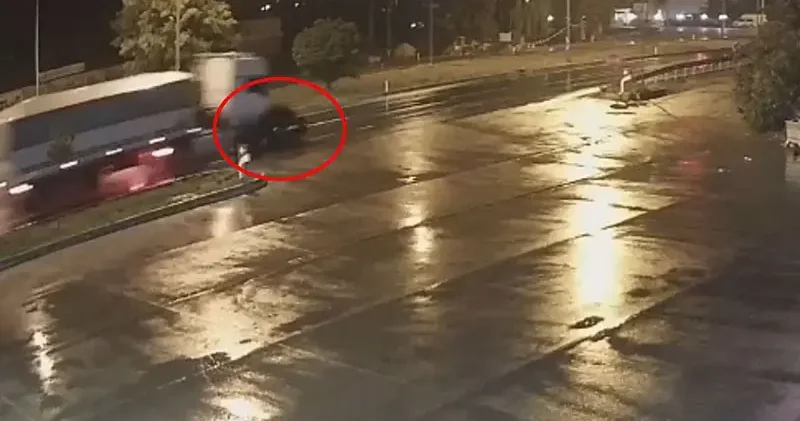 TIR ın otomobile çarptığı kaza kamerada: 1 ölü, 1 yaralı