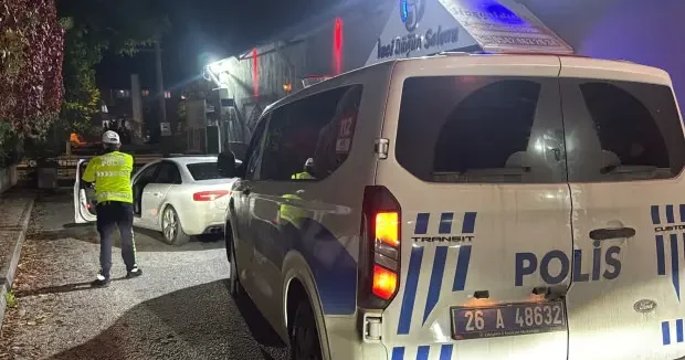 Eskişehir haberleri Eskişehir de olaylı gece! Babasının aracını alan çocuğa 295 bin TL ceza kesildi 20 Ekim 2026