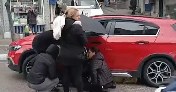 Kaza yerinde kalpleri ısıtan yardım: Anne ve kızına vatandaşlar şemsiye tuttu