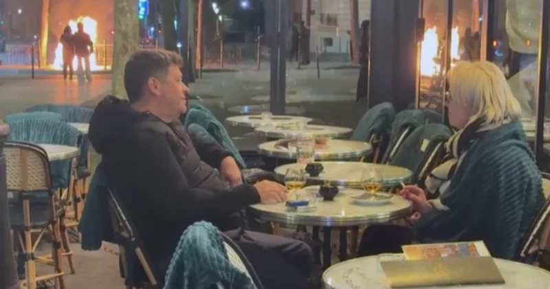 Paris alev alev, onlar keyifte! Çatışmaların ortasında içkilerini yudumladılar