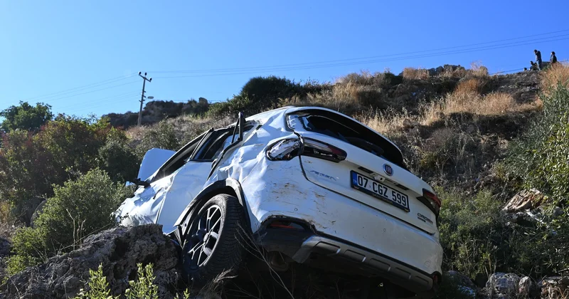 Antalya Kepez de araç yaklaşık 30 metreden yuvarlanıp takla attı, sürücü yaralandı
