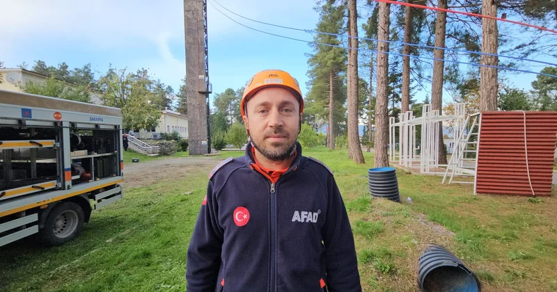 Sapanca da AFAD amiri selde mahsur kalan 8 aylık bebeği ninniyle uyutup kurtardı