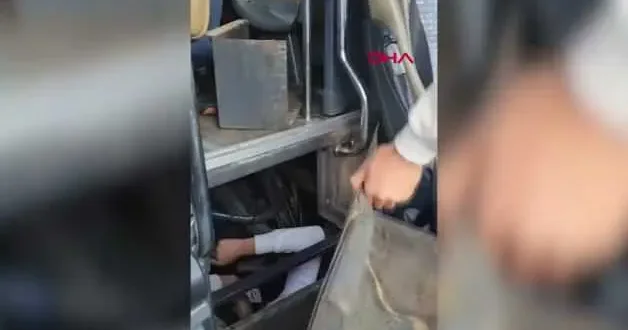 Ankara film gibi operasyon: Otobüsün altından 5 göçmen çıktı!