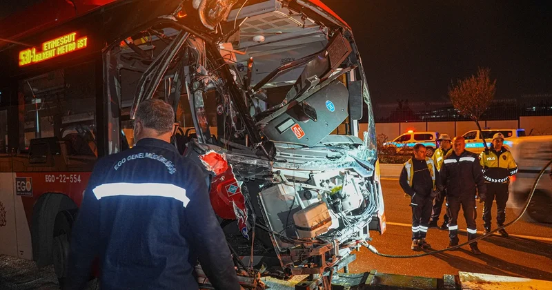 Ankara da belediye otobüsü, üst geçide çarptı: 24 yaralı