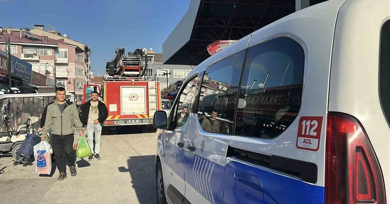 Burdur da bacası tutuşan balıkçıda itfaiye müdahale ederken balık satışı sürdü