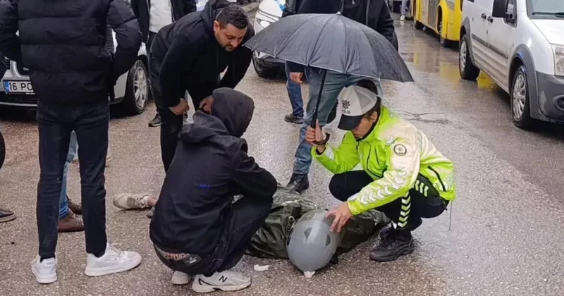 Bir şemsiyeyle gönülleri ısıttı! Kadın polisin davranışına kaymakam da kayıtsız kalamadı