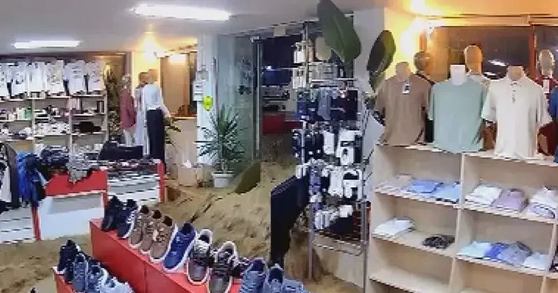 Ayazağa da selde mağazayı su bastı; 19 senenin 1 2 dakikada yok olması acı verici