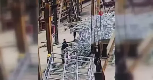 Ankara da kahreden ölüm kamerada: Çelik platformun altında kaldı