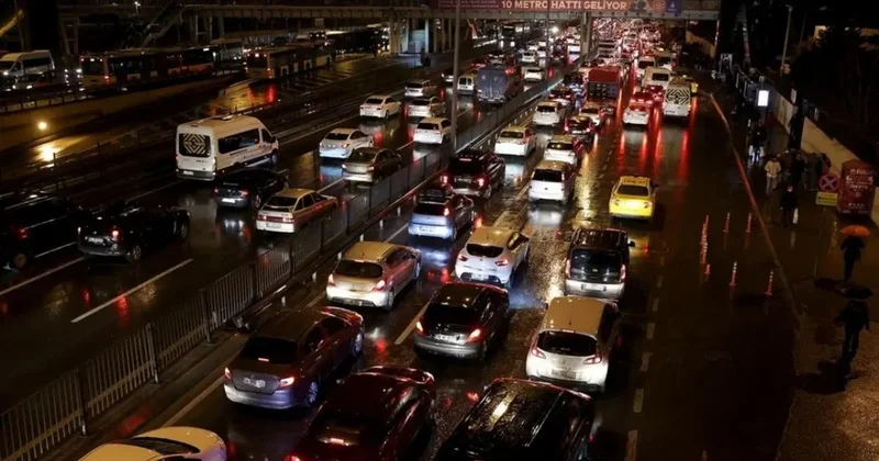 İstanbul’da yola çıkacaklar dikkat: D 100 bu gece saat 22.00 de ulaşıma kapandı