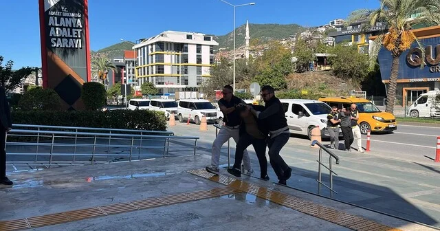 Antalya da tefecilik ve şantaj operasyonunda 6 tutuklama Kaçırdıkları şahsa 15 milyon euroluk senet imzalattıkları iddiasıyla gözaltına alınan 6 kişi tutuklandı Antalya Haberleri Habertürk Yerel Haberler