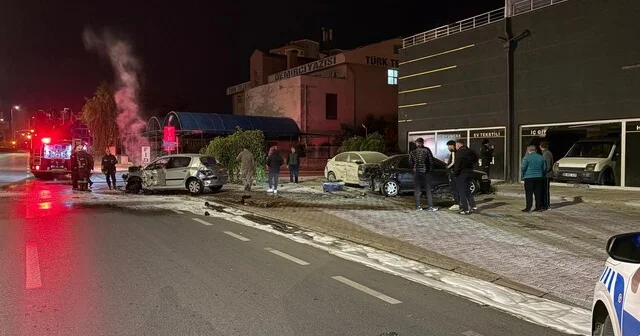 Kayseri de park halindeki 3 araca çarpan otomobil, alev aldı: 2 yaralı Otomobilin çarptığı hafif ticari araç dükkanın içine girdi Kayseri Son Dakika Haberleri Habertürk Yerel Haberler