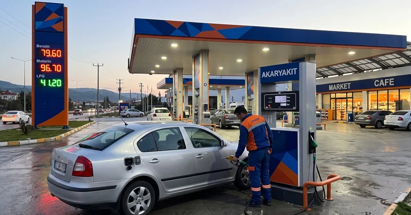 Benzine gece yarısı indirim geldi: Akaryakıt tabelaları yeniden değişti Sözcü Gazetesi