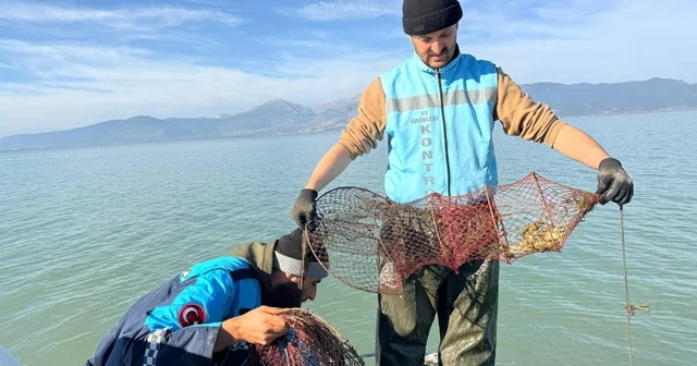 Eğirdir Gölü nde 300 kaçak kerevit pinteri ele geçirildi Su Ürünleri Mühendisi Dr. Bayram Korkmaz: Denetimlerimiz aralıksız devam edecek Isparta Haberleri