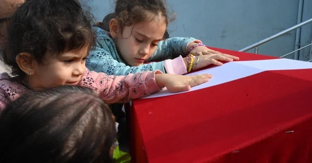 Astsubay Mustafa Yılmaz son yolculuğuna uğurlandı Kalbine yenik düşen astsubayın cenazesinde çocuklarından yürek burkan veda Manisa Haberleri