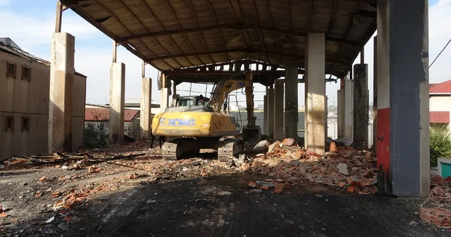 Kocaeli de 7 kişinin öldüğü yanan kozmetik fabrikasında yıkım çalışması başlatıldı Kocaeli Haberleri