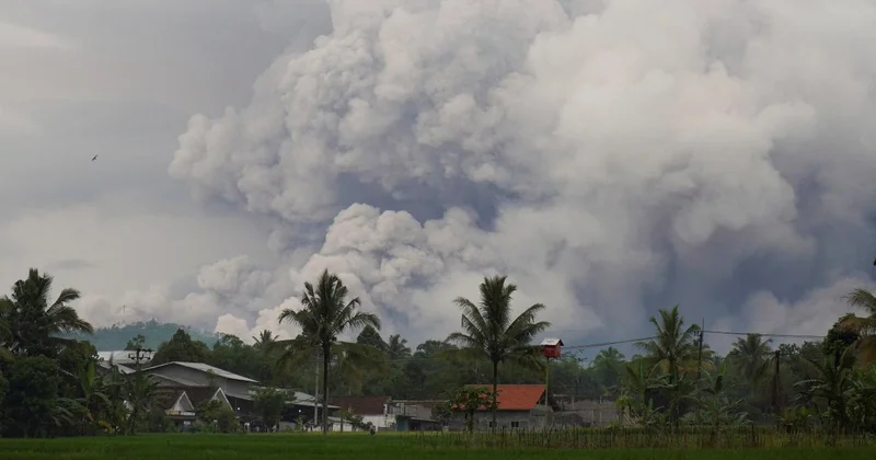 Endonezya da yanardağ patlamasının ardından mahsur kalan 178 dağcı kurtarıldı