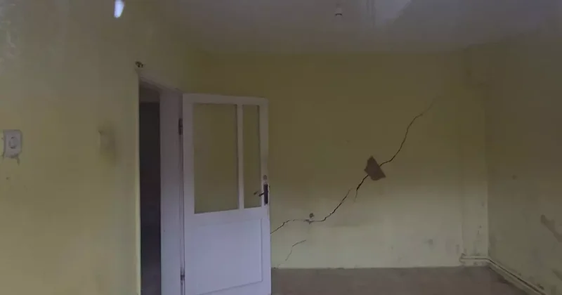 Duvarlar ve zemin çatladı! Beykoz da 2 bina tahliye edildi